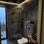 Sky Space в горах з теплим басейном Chalet