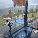 Sky Space в горах з теплим басейном Chalet