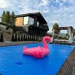 Sky Space в горах з теплим басейном سلافسكي
